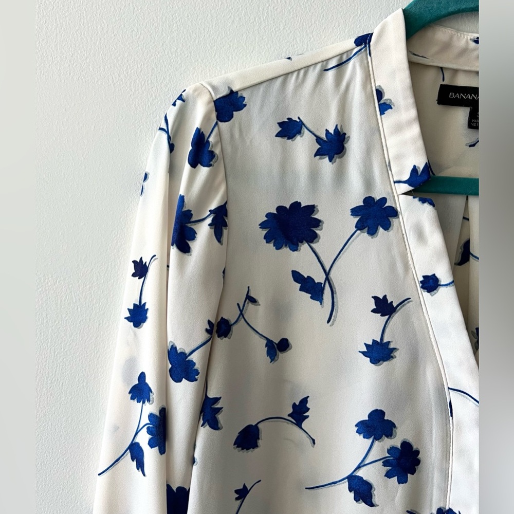 Beautiful Banana Republic Blue and White Floral Print Blouse - Picture 6 of 8
